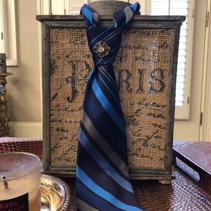 Neck tie with brooch